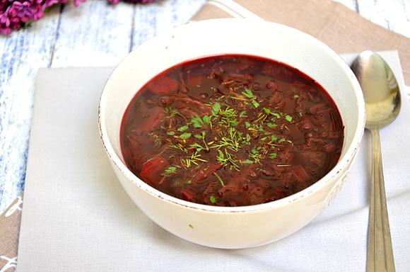 Zupa z botwinki młodych buraczków