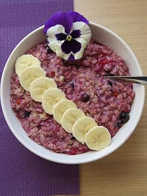 Owsianka z owocami leśnymi i bananem