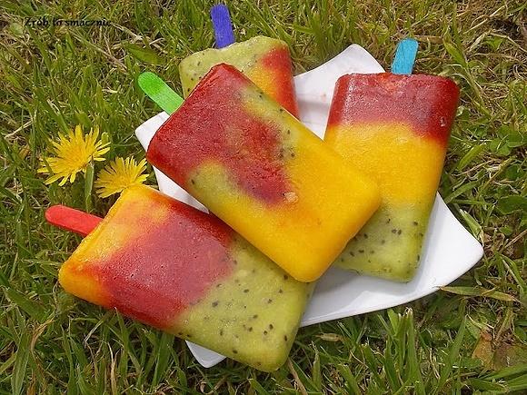 Domowe lody z owoców kiwi, truskawki i brzoskwinie