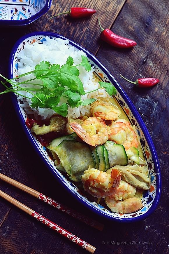 Czerwone curry z krewetkami boczniakiem i cukinią
