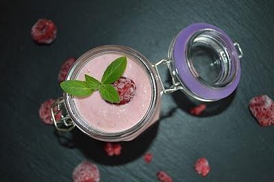 Smoothie z malinami, otrębami i kaszą jaglaną
