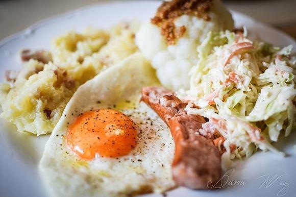 Wiosenny obiad z kalafiorem, kiełbaską i purée z boczkiem