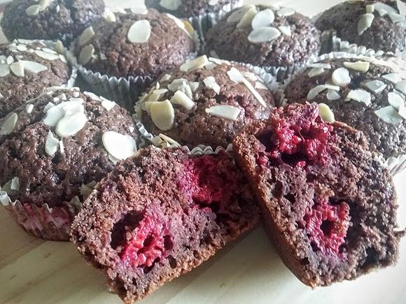 Muffinki z malinami i migdałami