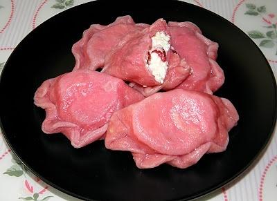 Różowe pierogi z twarogiem i truskawkami