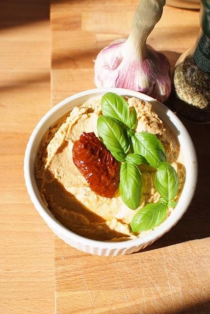 Pasta z cieciorki i suszonych pomidorów