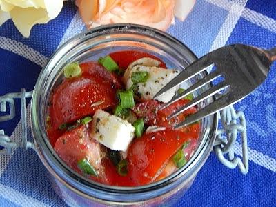 Sałatka Caprese z pomidorów i mozzarelli