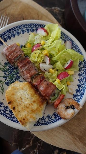 Szaszłyki z tuńczykiem i krewetkami na grillu