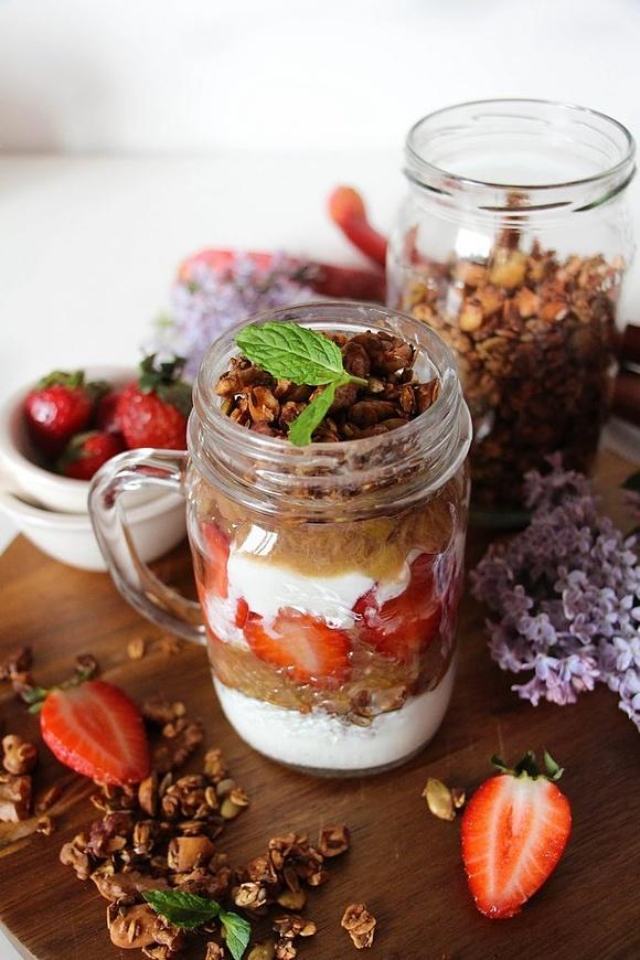 Rabarbarowa granola w słoiku