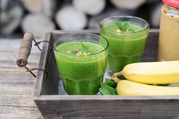 Koktajl ze szpinakiem, bananem i masłem orzechowym