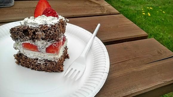 Czekoladowe ciasto z fasoli z bitą śmietaną i owocami