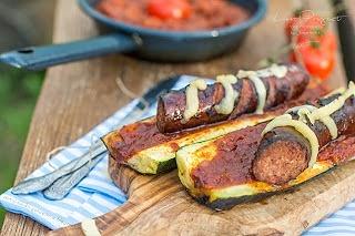 Kiełbaski grillowane w cukinii z sosem BBQ
