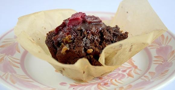 Mocno czekoladowe muffiny z rabarbarem w miodzie i kardamonie