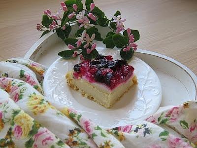 Biszkopt z kremem budyniowym i owocami leśnymi w galaretce