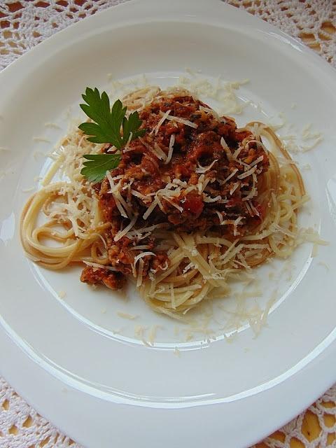 Spaghetti z sosem pomidorowo-pieczarkowym