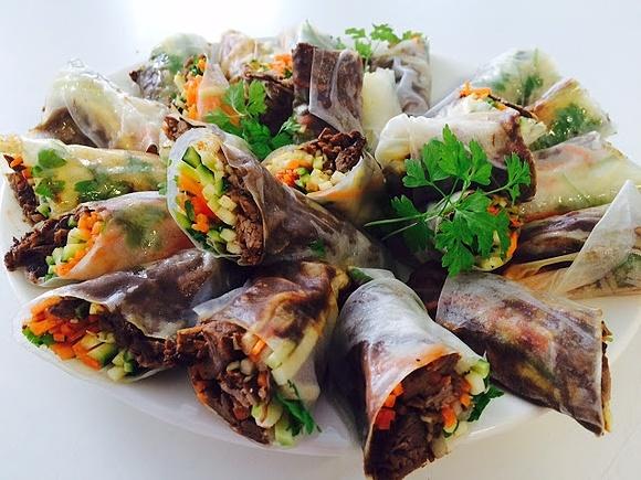 Spring rolls z wołowiną duszoną w daktylach z anyżem