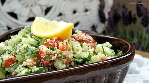 Tabbouleh - lekka libanska sałatka z pomidorów, ogórka i koperku