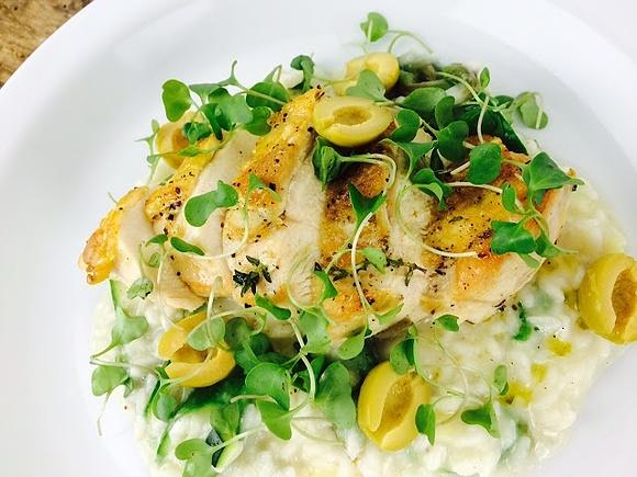 Kurczak z risotto ze szparagami i oliwkami