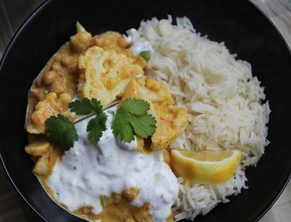 Curry warzywne z ananasem i miętowym jogurtem