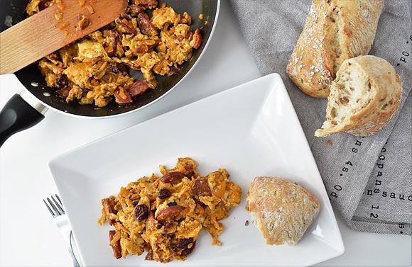 Jajecznica z chorizo i żurawiną