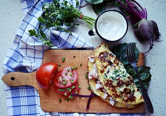 Wiosny omlet z ziołami i botwinką na śniadanie