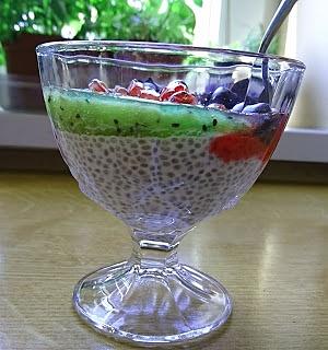 Deser chia na mleku kokosowym z owocami