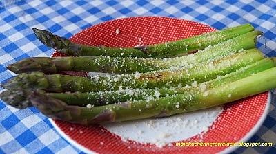 Zielone szparagi z parmezanem