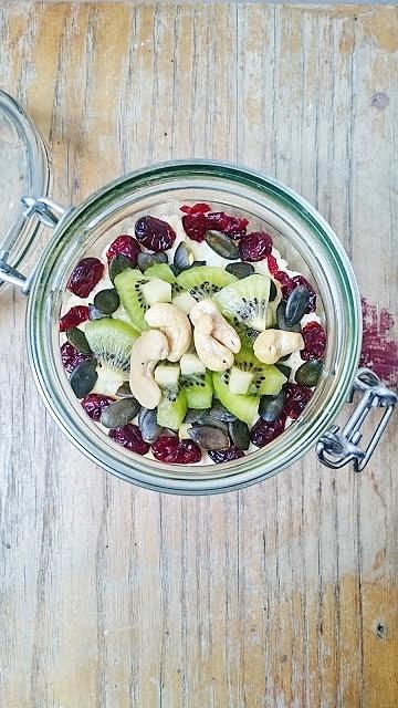 Jaglanka z kiwi, żurawiną i pestkami dyni