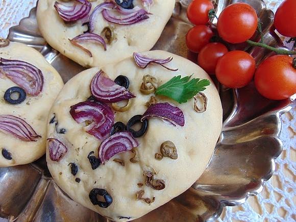 Mini focaccia z czerwoną cebulą i oliwkami