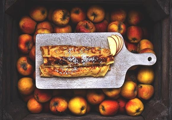 Naleśniki z jabłkami, mango i miętą