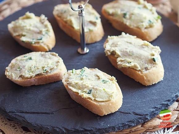 Pasta jajeczna z awokado i szczypiorkiem
