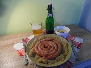 Biała kiełbasa pieczona z piwem
