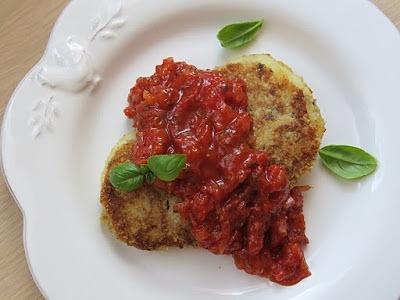 Kotlety ziemniaczane z sosem pomidorowym