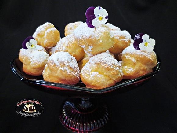 Profiterolki - małe ciastka z ciasta ptysiowego z nadzieniem