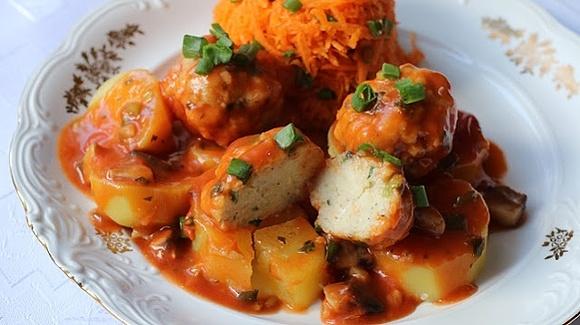 Klopsiki rybne z pieczarkami w sosie pomidorowym