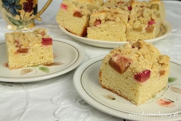 Ciasto drożdżowe z rabarbarem i kruszonką