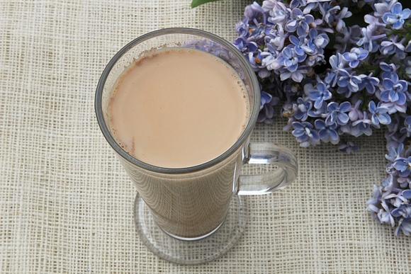 Chai Latte herbata z mlekiem i rozgrzewającymi przyprawami