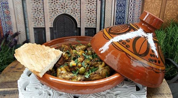 Marokańskie tagine z kurczakiem, zielonymi oliwkami i kiszonymi cytrynami