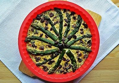 Frittata ze szparagami, rukolą i suszonymi pomidorami
