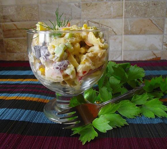 Sałatka z tortellini i warzywami