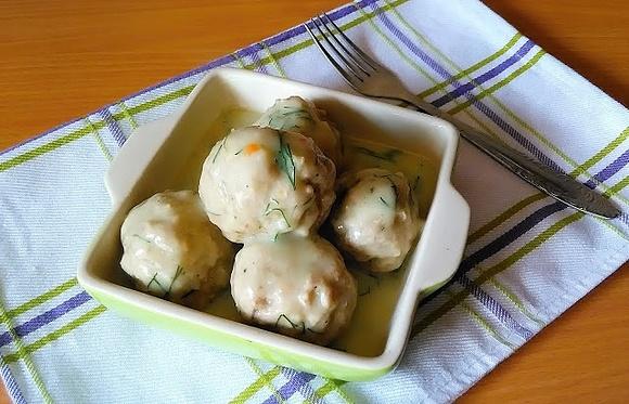 Klopsiki gotowane w sosie koperkowym