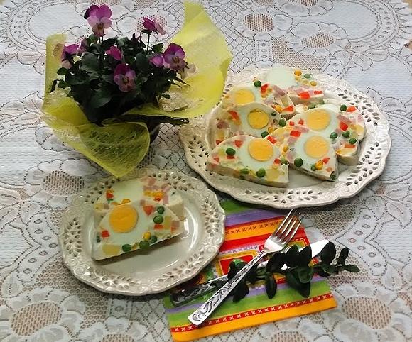 Wiosenna galaretka z warzywami i szynką