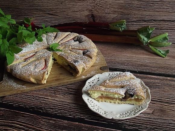 Puszysta tarta z rabarbarem i jagodami