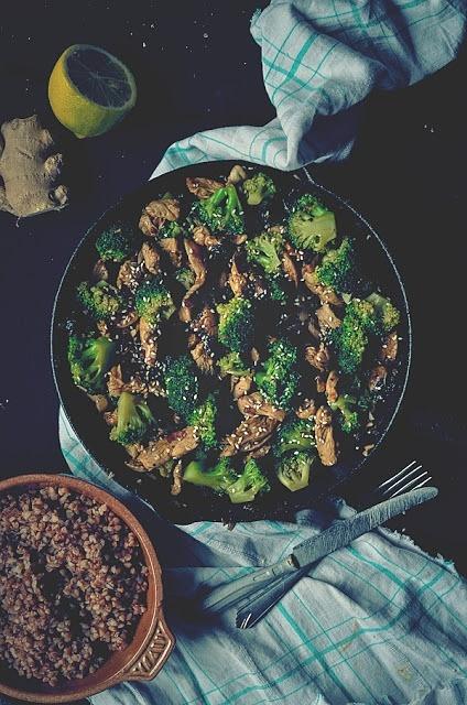 Stir fry z kurczakiem w sosie azjatyckim, brokułami i pieczarkami