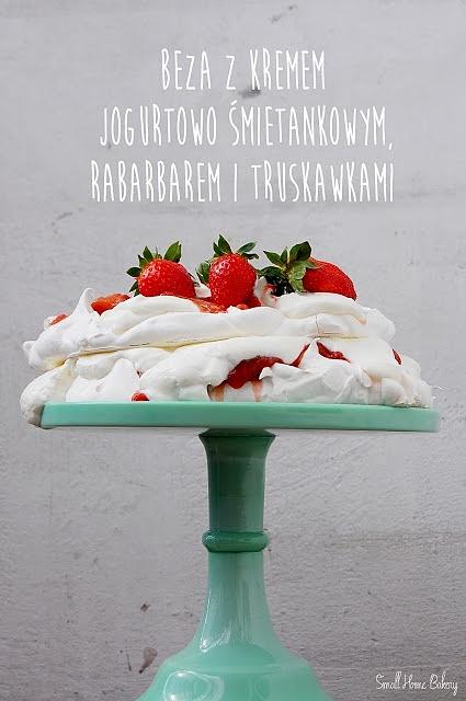 Beza z jogurtowo-śmietankowym kremem, rabarbarem i truskawkami
