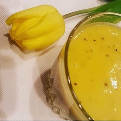 Żółte smoothowe z marakują, ananasem i mango
