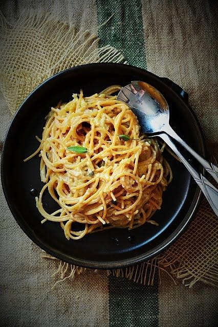 Spaghetti z pieczonymi jabłkami, duszonym porem, szałwią i oliwą truflową