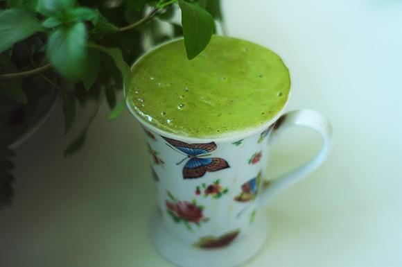 Zielony koktajl z rzodkiewką, jarmużem, mango i kiwi