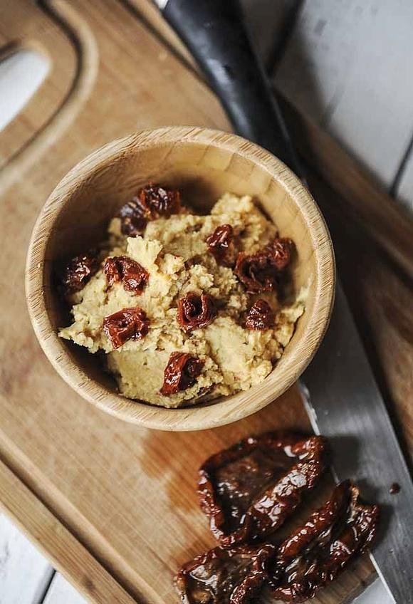 Hummus z suszonymi pomidorami