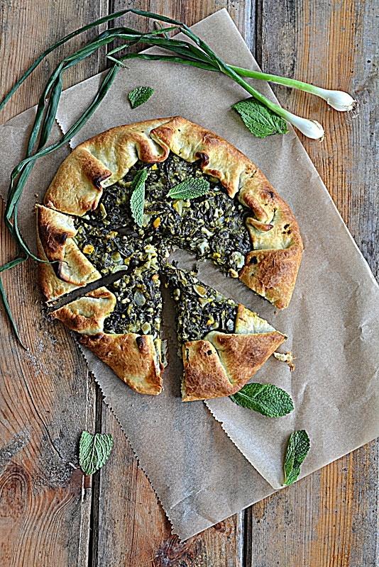 Szczawiowa tarta z jajkiem i miętą