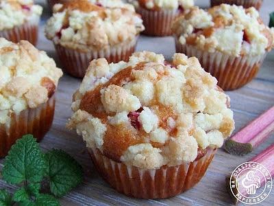 Muffinki z rabarbarem i kruszonką